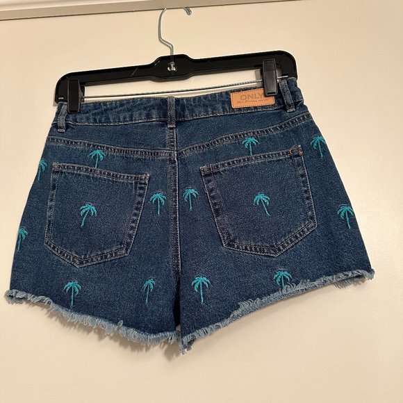 New! ONLY DIVINE HEART DENIM SHORTS - Picture 6 of 7
